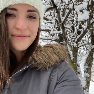 Meet your Posher, Caitlin